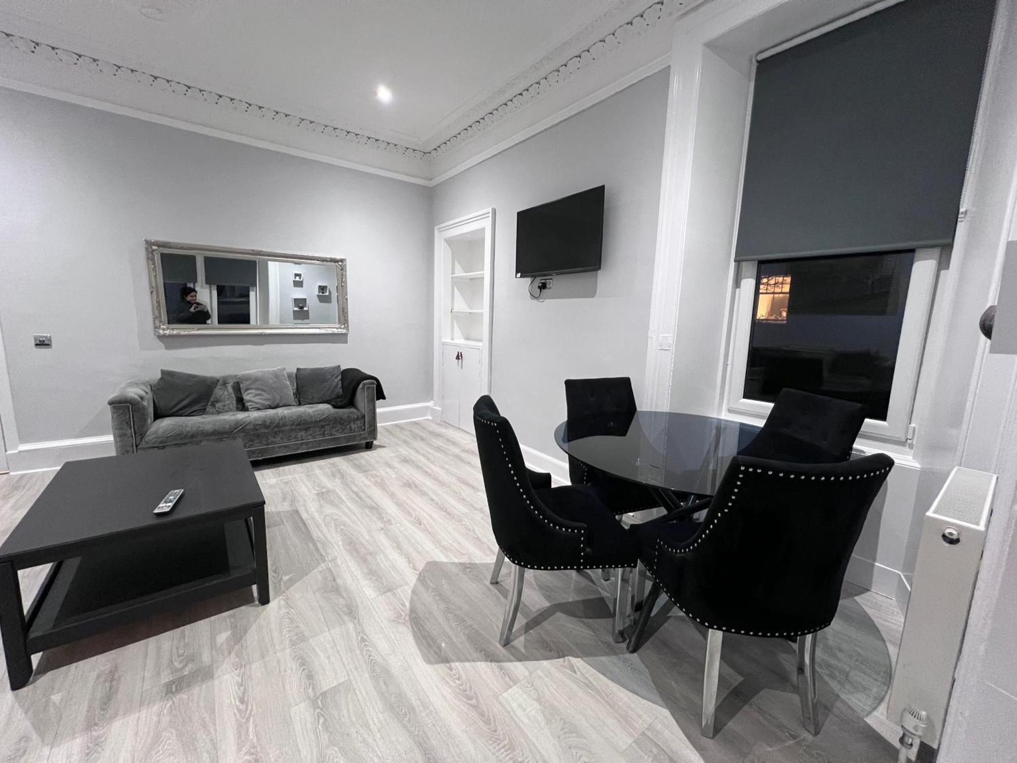 Lovely 4 Bedroom 2Nd Floor Walk Up Apartment Edinburgh Bagian luar foto